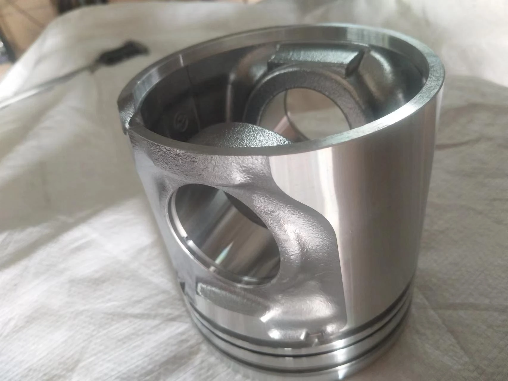 piston pin hole.jpg